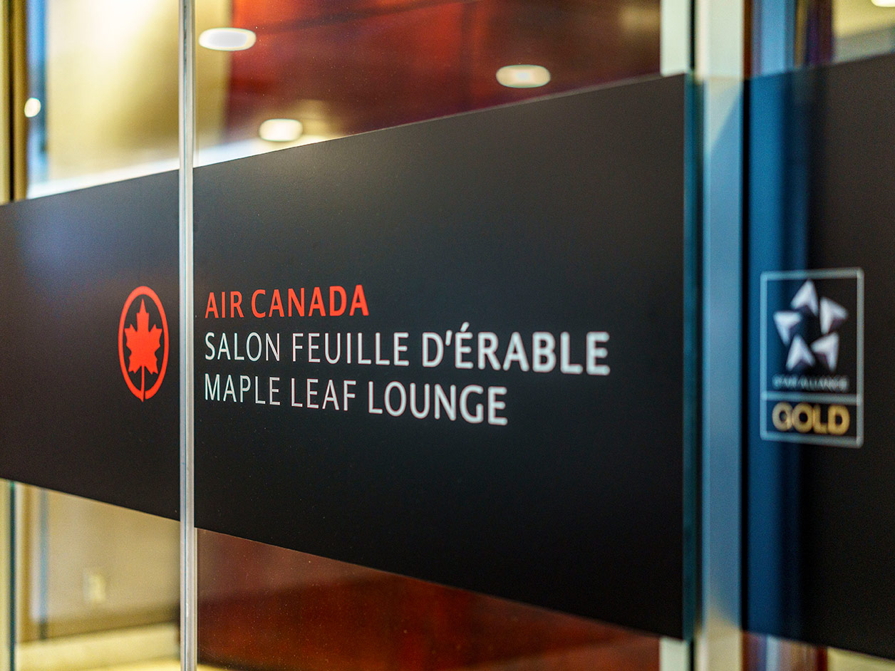 Salon_Feuille_derable_AirCanada_Gate5_Facade_Final.jpg
