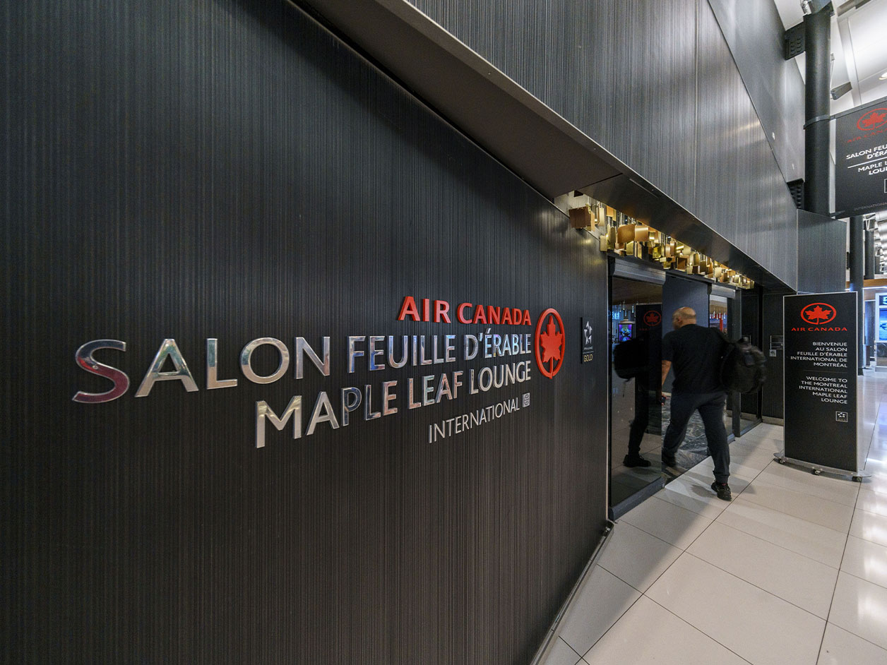Salon_Feuille_derable_AirCanada_Gate52_Facade_Final.jpg